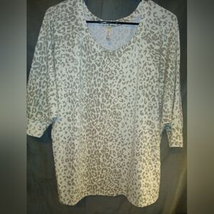 Yee woman's small beige leopard lightweight sweater